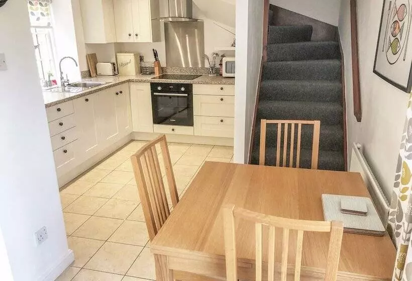 9 Swallow Court