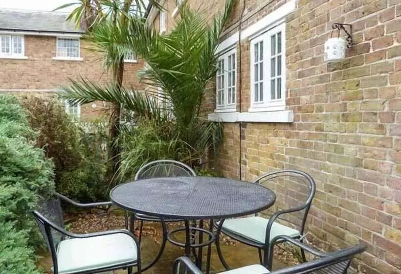 9 Swallow Court