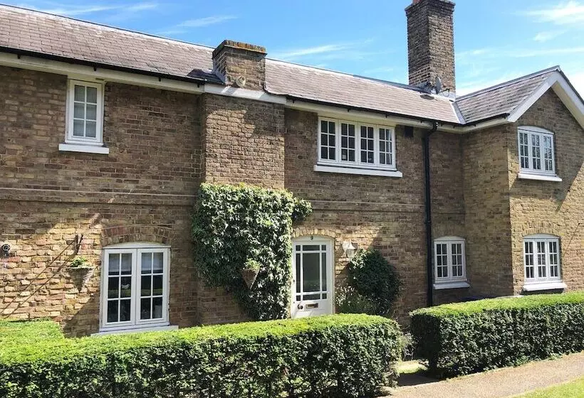 9 Swallow Court