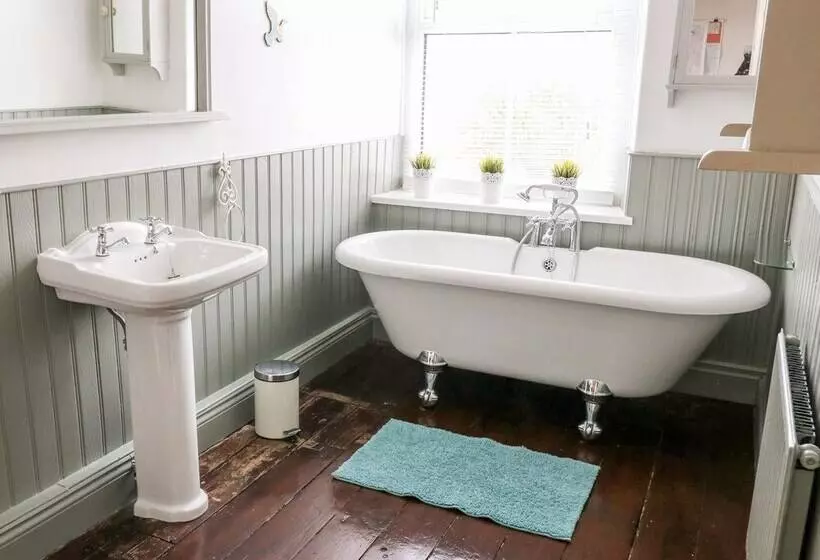 Canalside Cottage