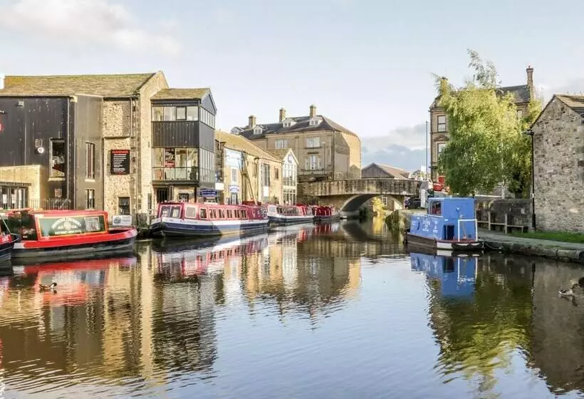 Canalside Cottage