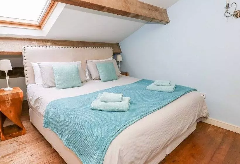 Canalside Cottage