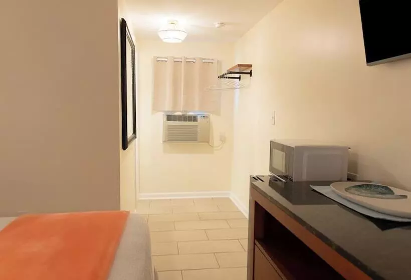 Broadway Court Motel