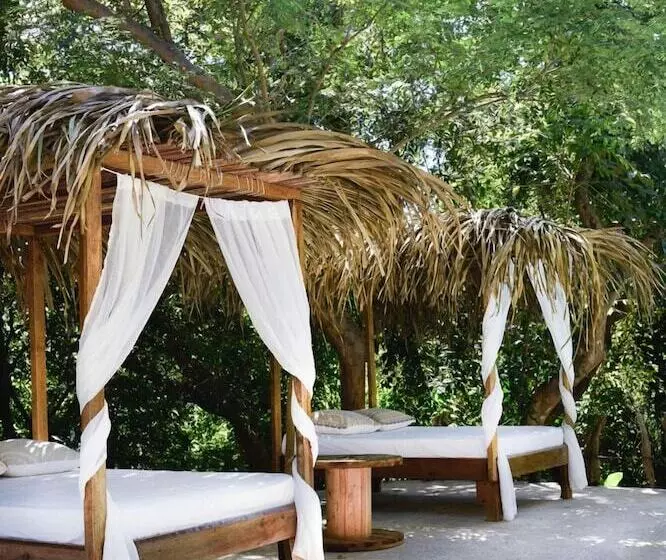 Hotelli Driftwood Glamping And Boutique