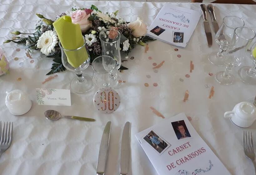 Отель Hôtel Le Mareuillais