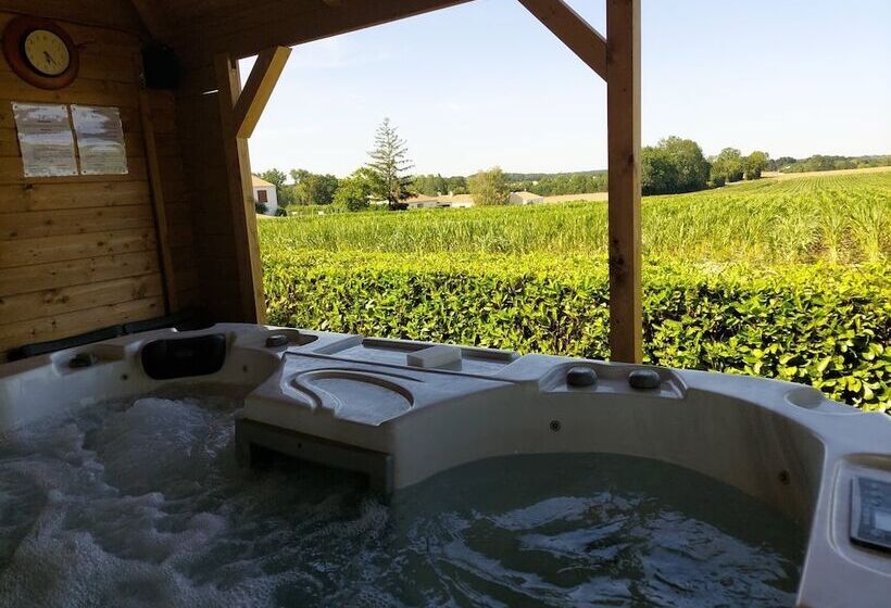 Отель Hôtel Le Mareuillais