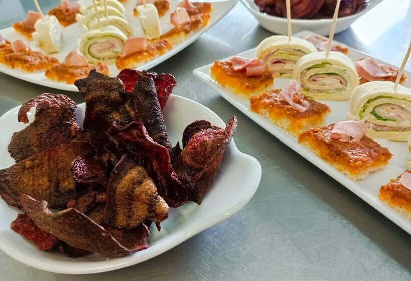 Отель Hôtel Le Mareuillais