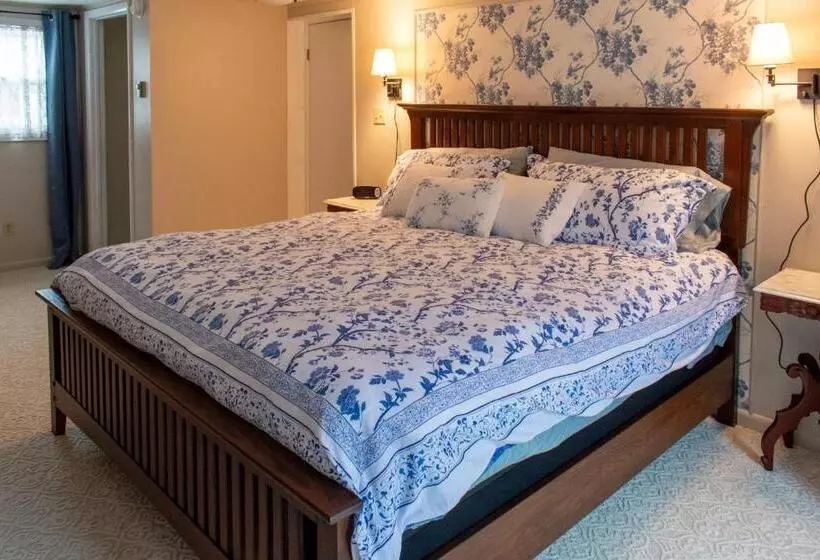 Hudson Manor Bed & Breakfast