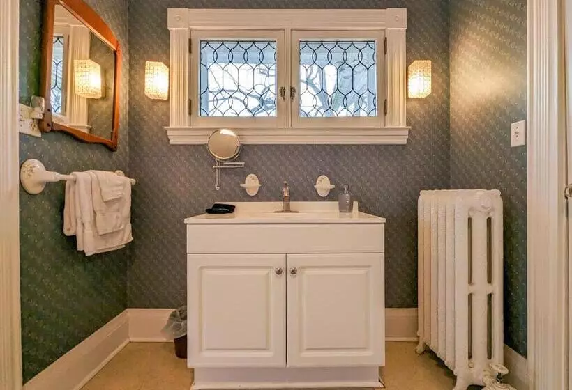 Hudson Manor Bed & Breakfast