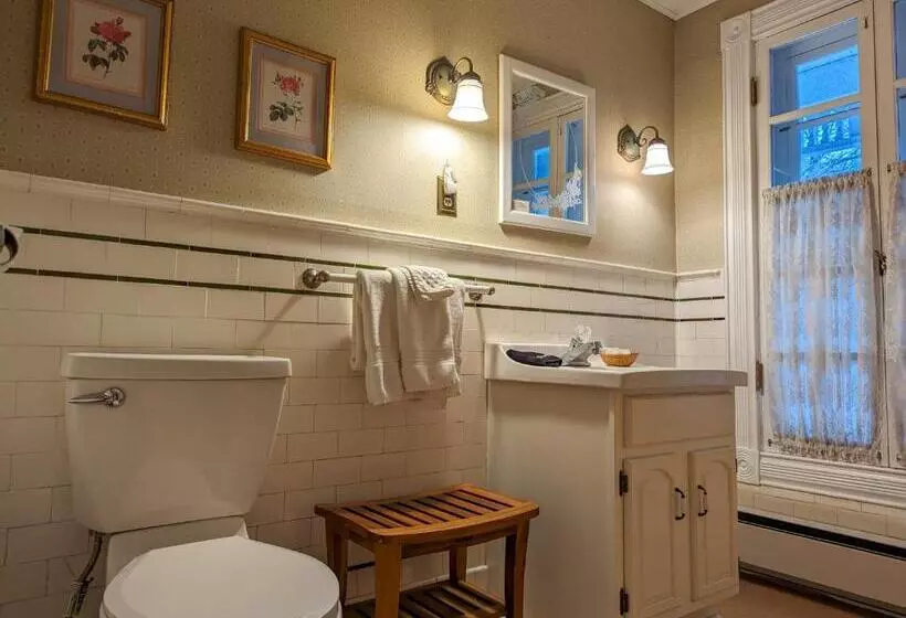 Hudson Manor Bed & Breakfast