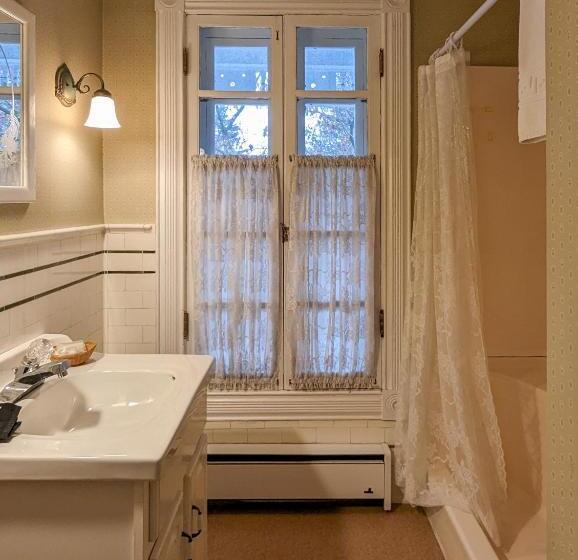 Hudson Manor Bed & Breakfast