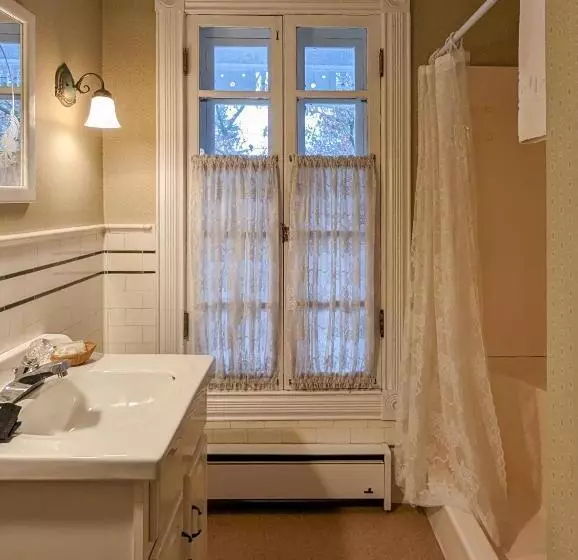Hudson Manor Bed & Breakfast