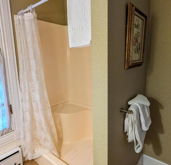 Hudson Manor Bed & Breakfast