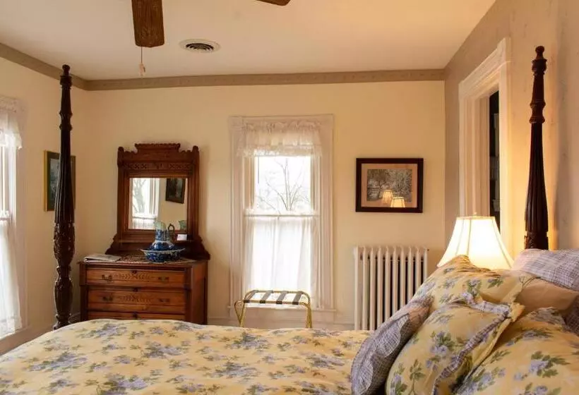 Hudson Manor Bed & Breakfast