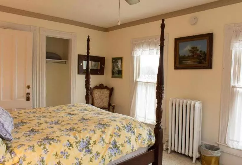 Hudson Manor Bed & Breakfast