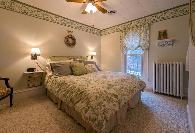 Hudson Manor Bed & Breakfast