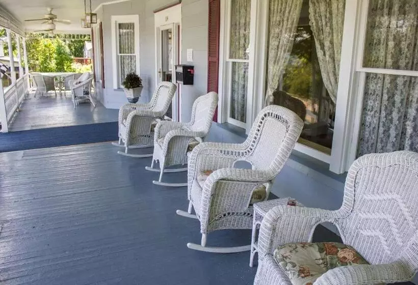 Hudson Manor Bed & Breakfast