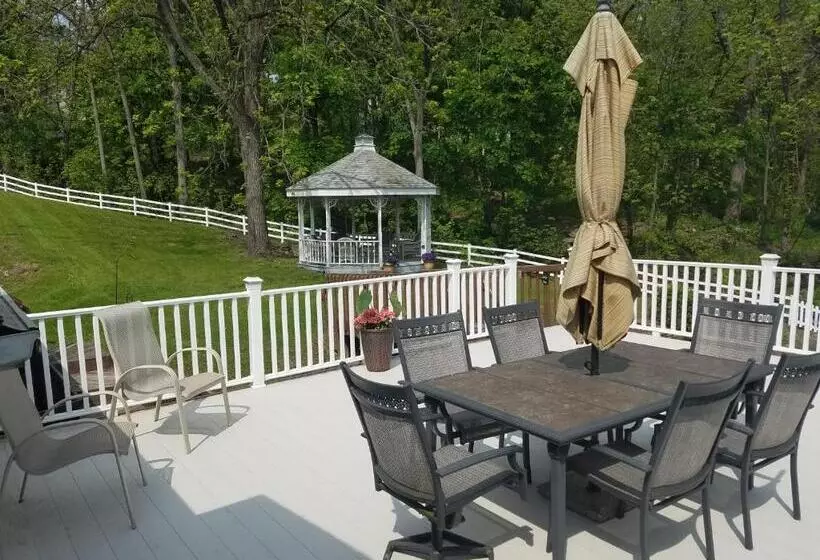 Hudson Manor Bed & Breakfast