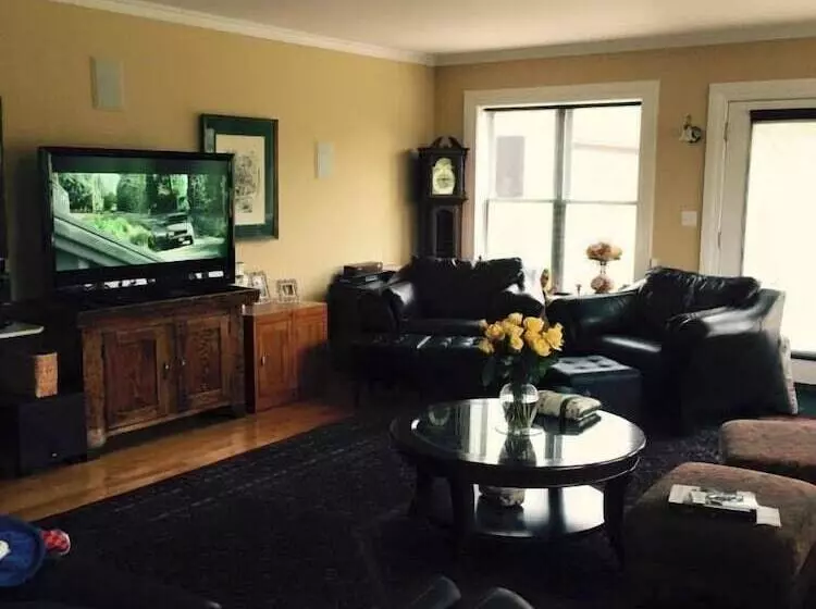 Majatalo Butternut Ridge Bed & Breakfast