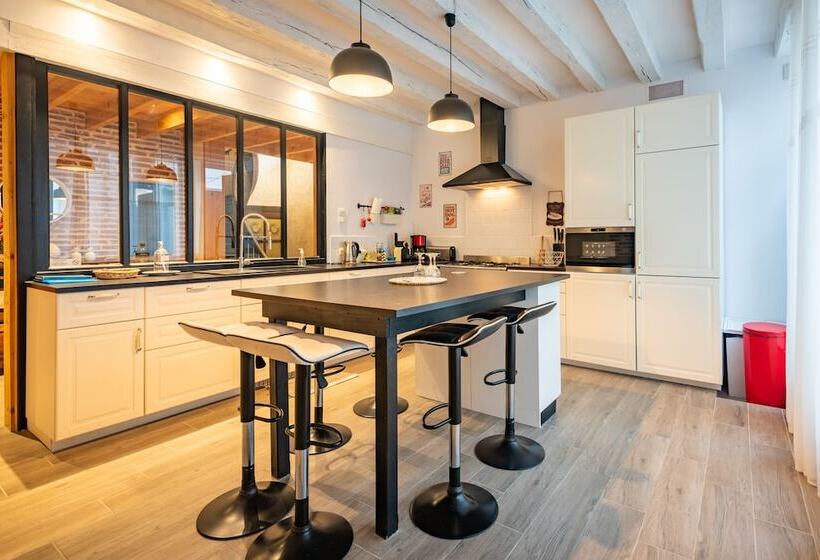 بنسيون La Tour De Lierre 2