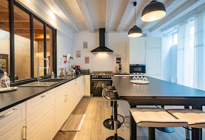 بنسيون La Tour De Lierre 2