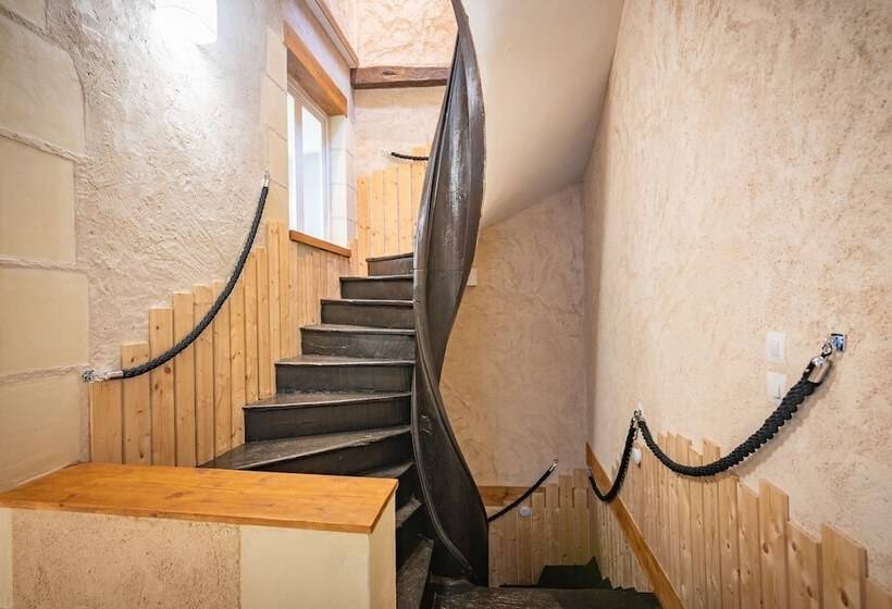 بنسيون La Tour De Lierre 2