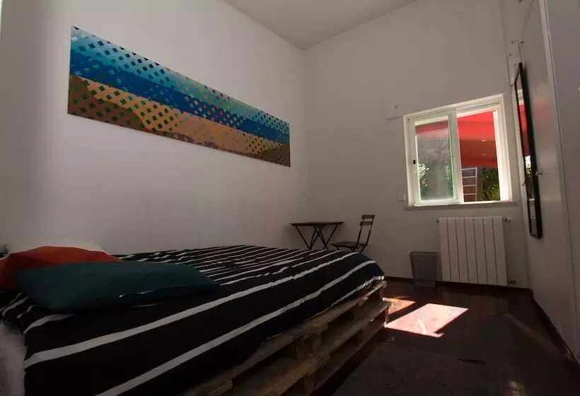 7 Waves Surf Hostel