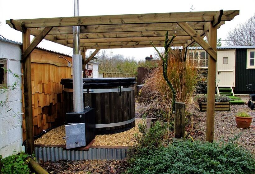 Отель Glamping On The Hill