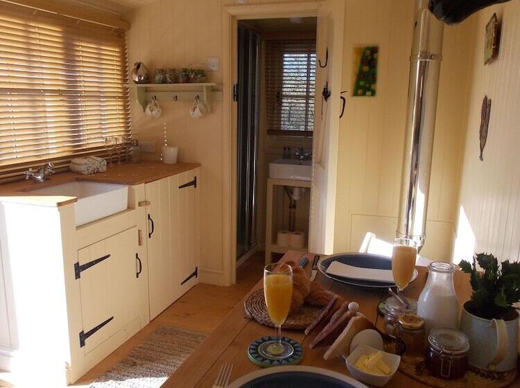 Отель Glamping On The Hill