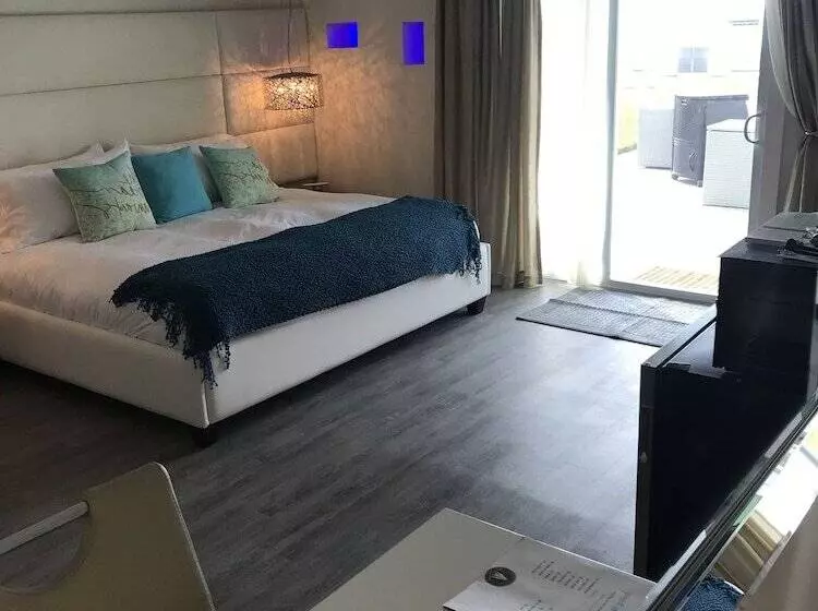 Hotelli The Salty Mermaid Oceanfront