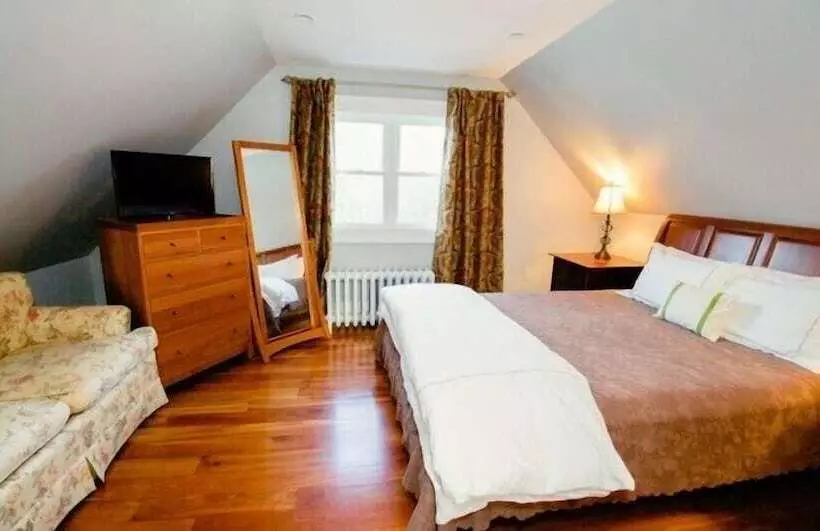 24 East Main Street B&b