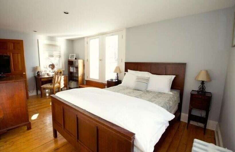 24 East Main Street B&b