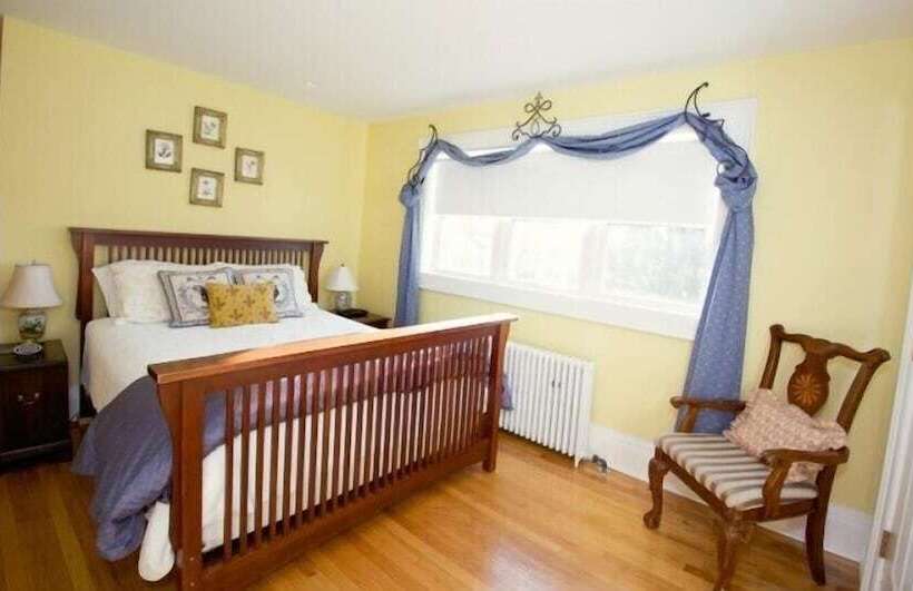 24 East Main Street B&b