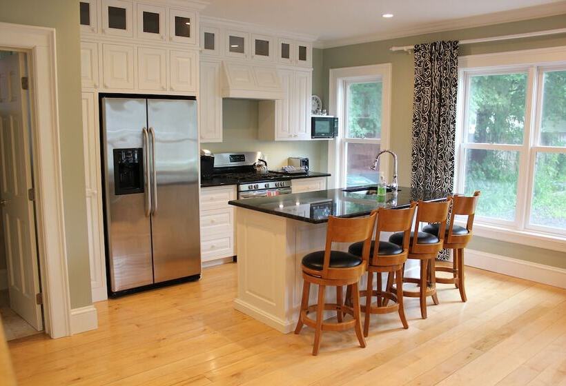 24 East Main Street B&b