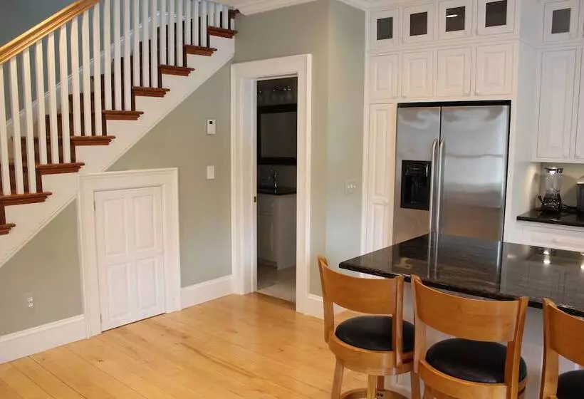 24 East Main Street B&b