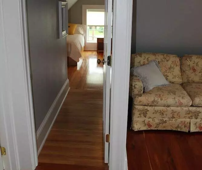 24 East Main Street B&b