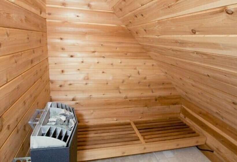 24 East Main Street B&b