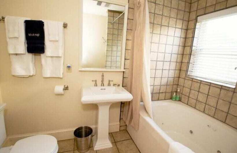 24 East Main Street B&b