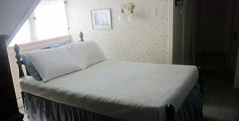 Aamiaismajoitus (B&B) Inn At Neshobe River