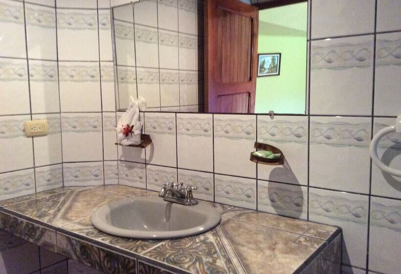 هتل Cabinas Los Guayabos