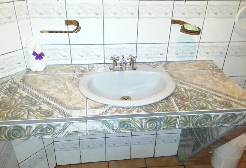 هتل Cabinas Los Guayabos