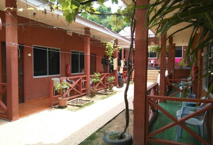 בית מלון כפרי Pangkor Inn Chalet