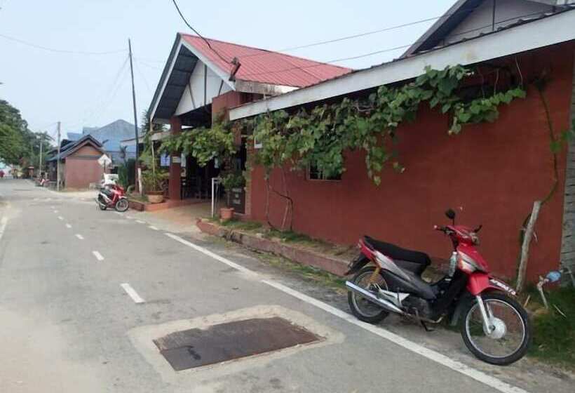 בית מלון כפרי Pangkor Inn Chalet