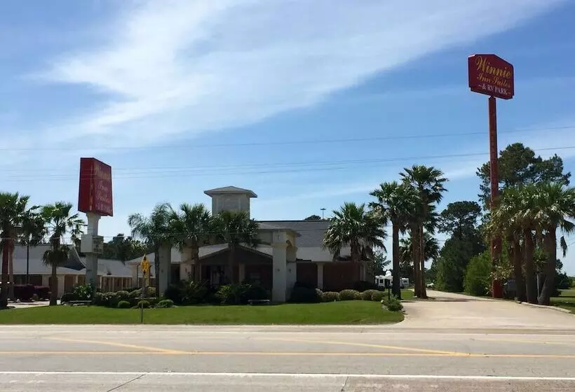 Hotelli Winnie Inn & Suites