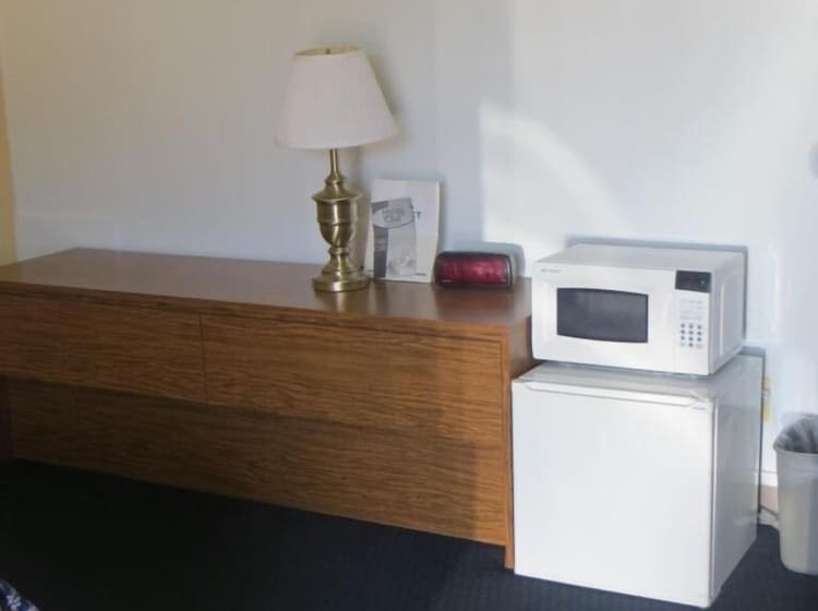 מוטל Adair Budget Inn