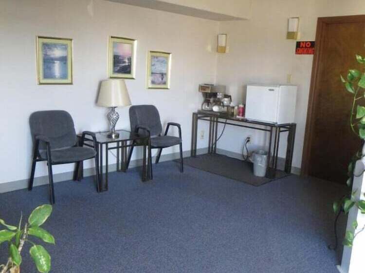 מוטל Adair Budget Inn