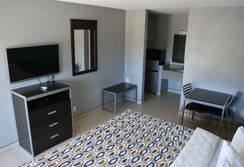 モーテル Woodfield Inn & Suites