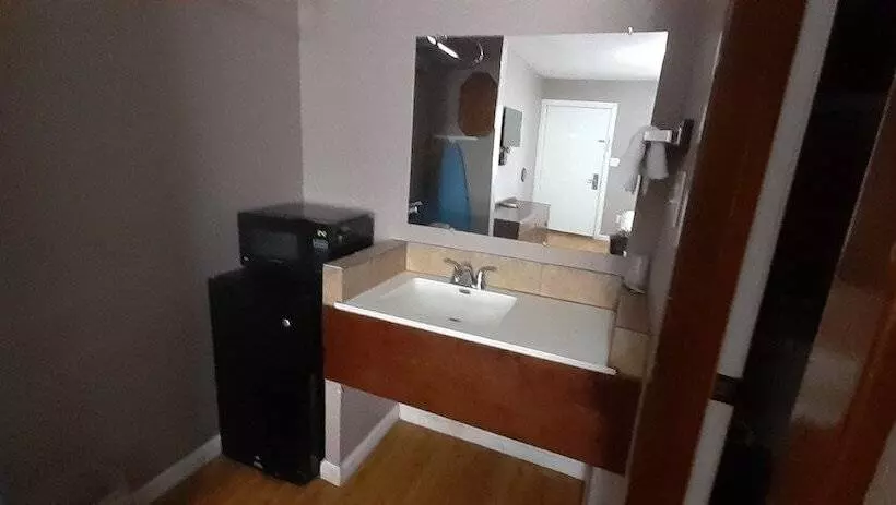 モーテル Woodfield Inn & Suites