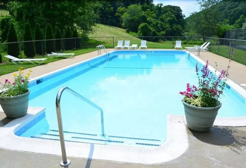 The Inn At Gristmill Square