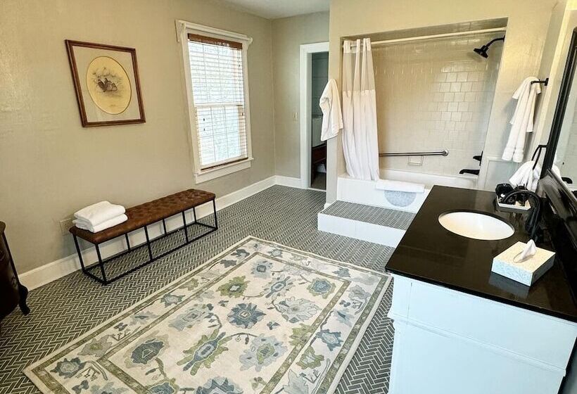 The Inn At Gristmill Square